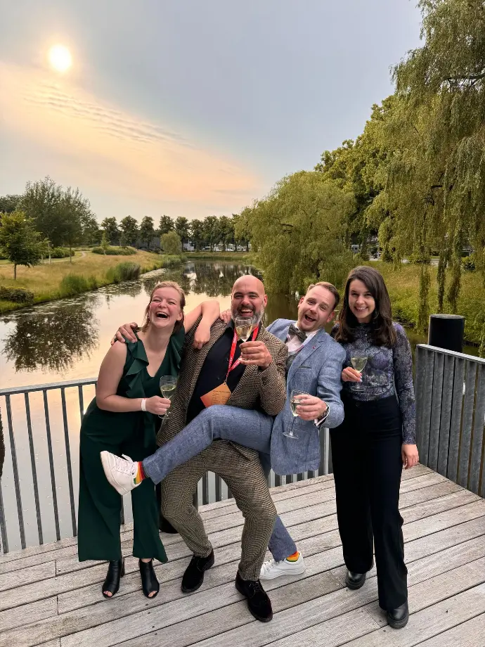 Broers en zussen van Bröder samen op een terras aan het water